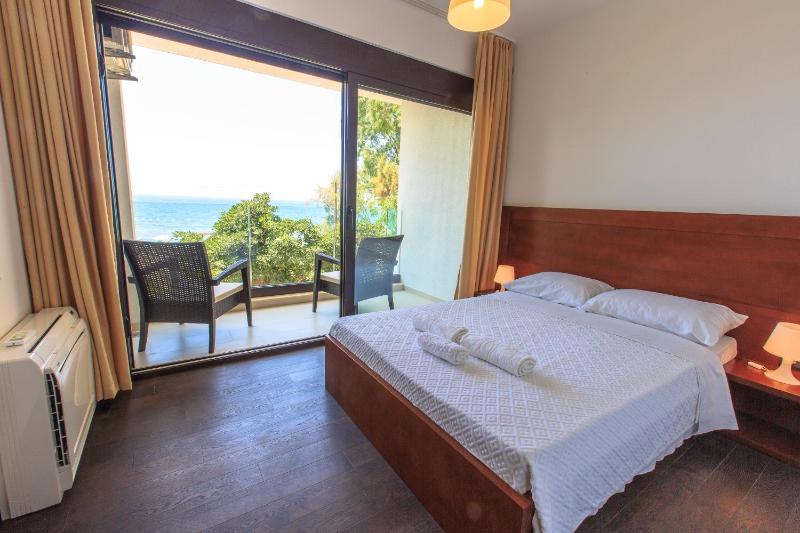 Double Room with Balcony and Sea View image 2