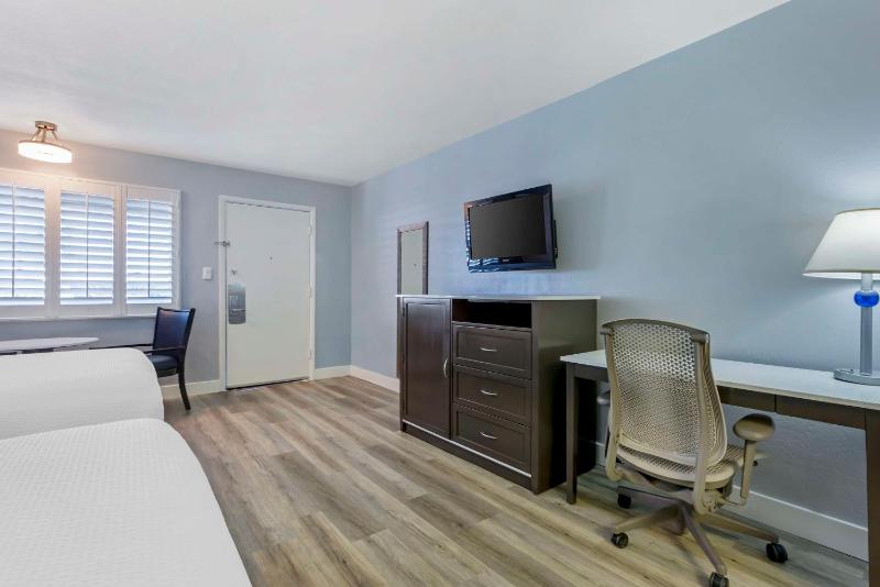 Queen Room with Two Queen Beds - Non Smoking image 3