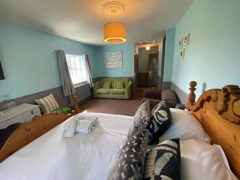 Deluxe Family Room image 3