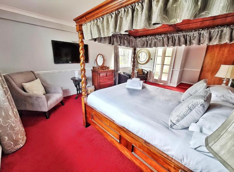 Luxury Four-Poster Suite with Garden View  image 1