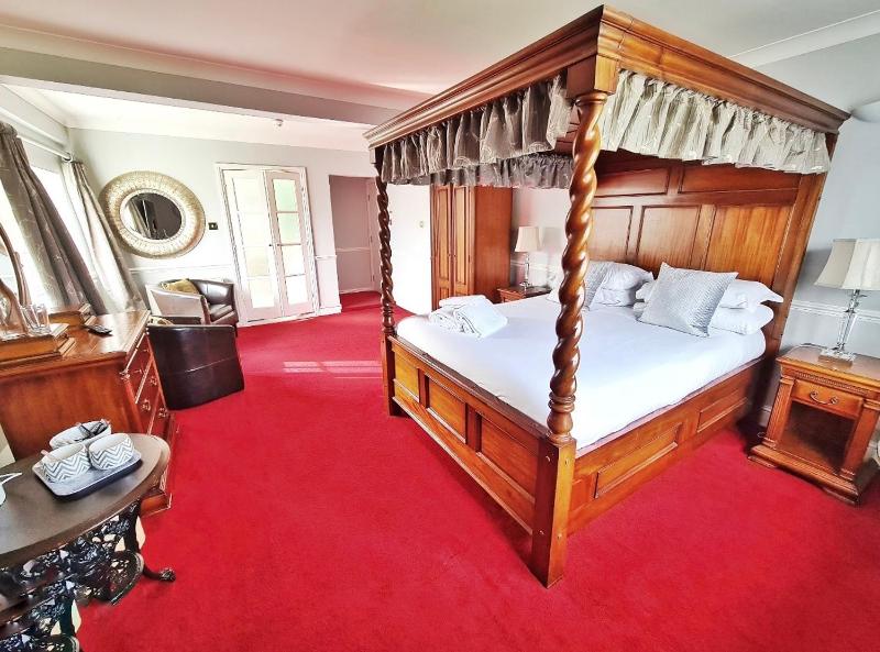 Luxury Four-Poster Suite with Garden View  image 4