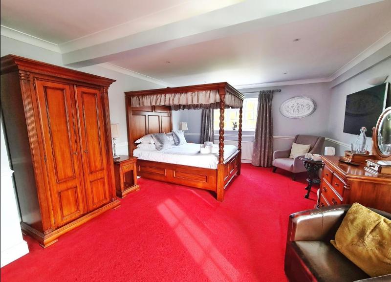 Luxury Four-Poster Suite with Garden View  image 3
