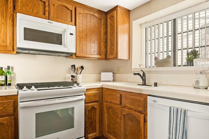 One-Bedroom Apartment image 4