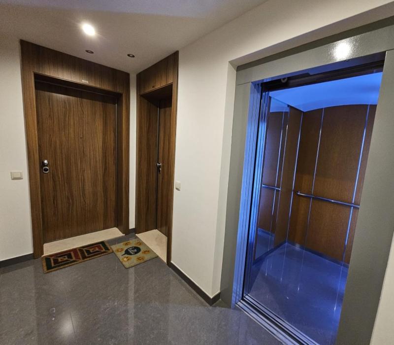 Rocha Prime Center Garage Flat - image 11