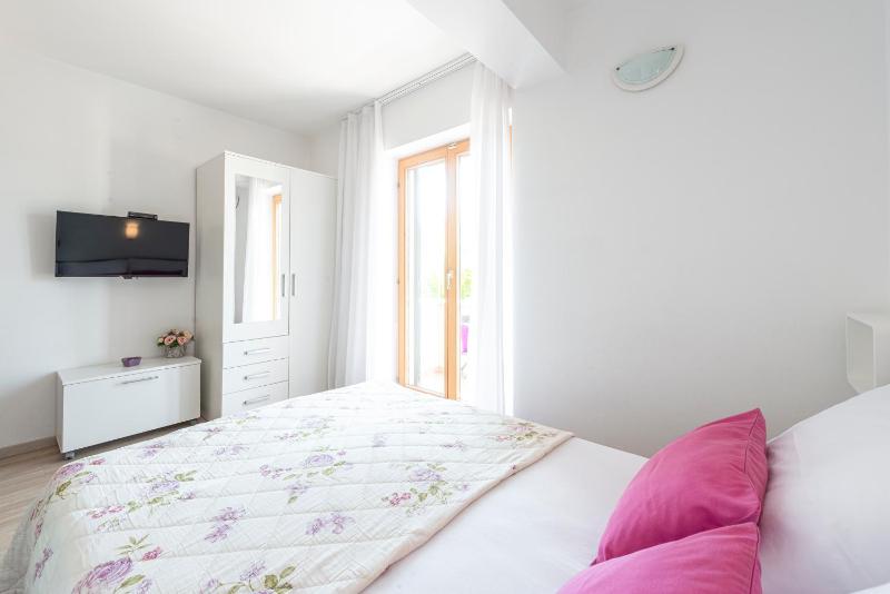 Basic Studio Apartment with Balcony and Sea View image 4