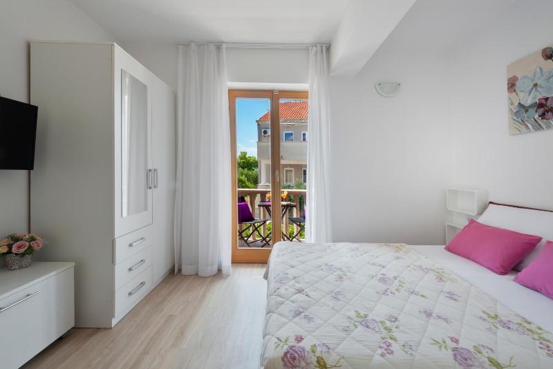 Basic Studio Apartment with Balcony and Sea View image 3