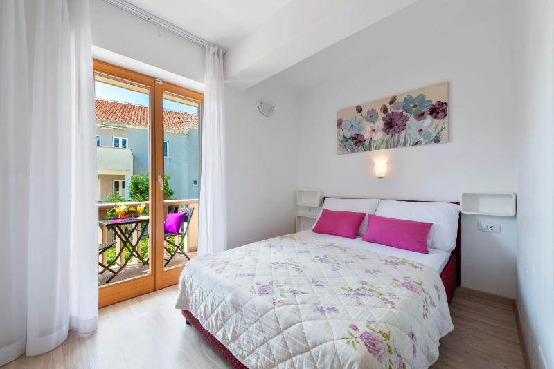 Basic Studio Apartment with Balcony and Sea View image 1