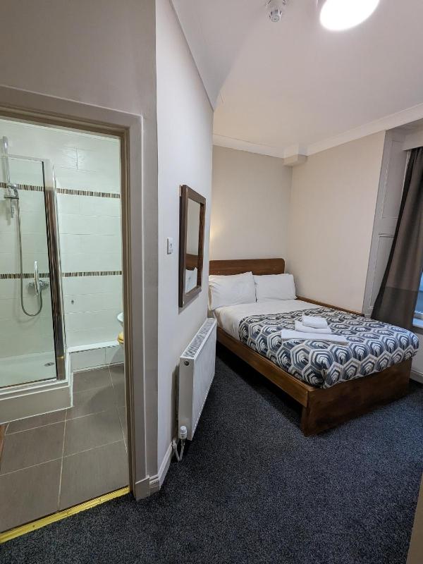 Small Double Room image 3