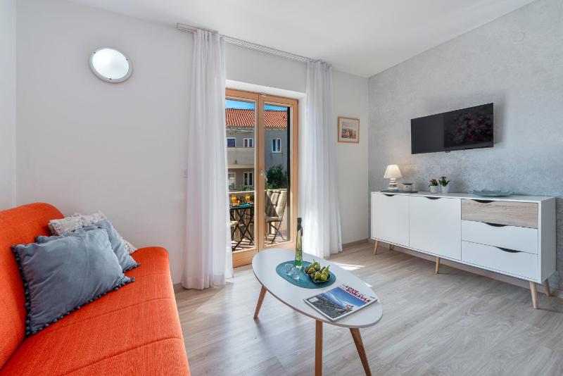 One-Bedroom Apartment with Balcony and Sea View image 3