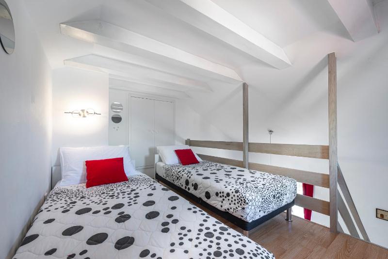 Superior Gallery One-Bedroom Apartment with Balcony and Sea View image 4