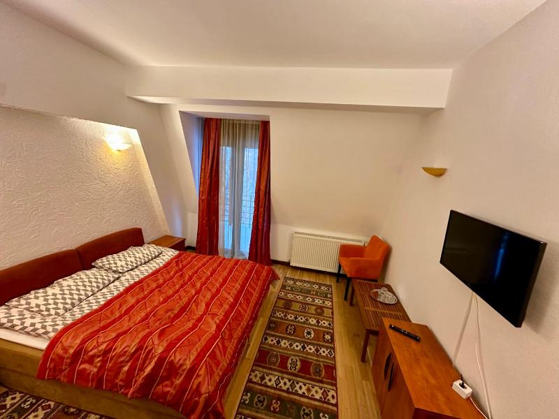 Double Room image 3