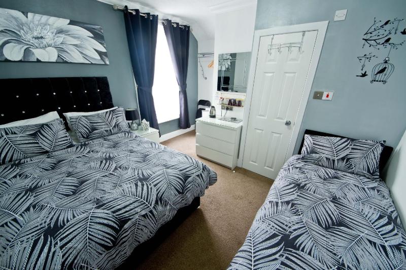 Deluxe Triple Room image 3