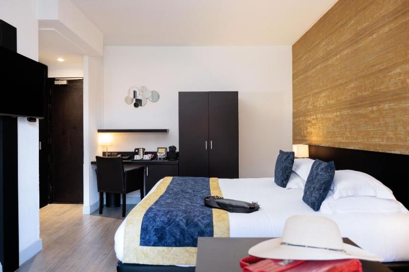 Deluxe King Room with Balcony image 4