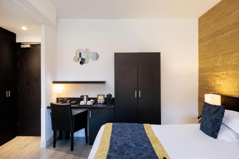 Deluxe King Room with Balcony image 3