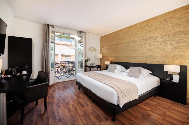 Deluxe King Room with Balcony image 1