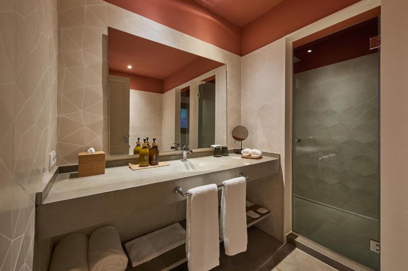 Suite with Sea View, Terrace and Spa Access image 2