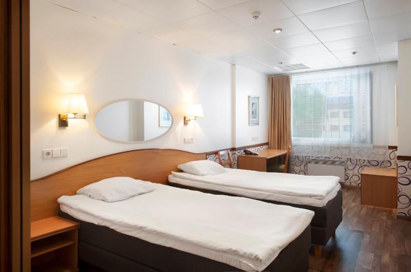 Standard Twin Room image 3