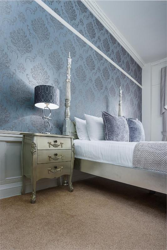 Four-Poster Suite image 4