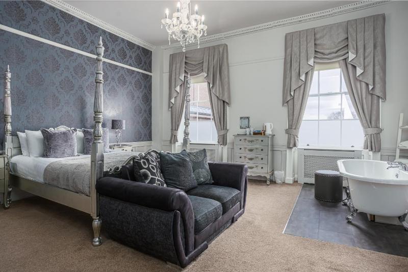 Four-Poster Suite image 1