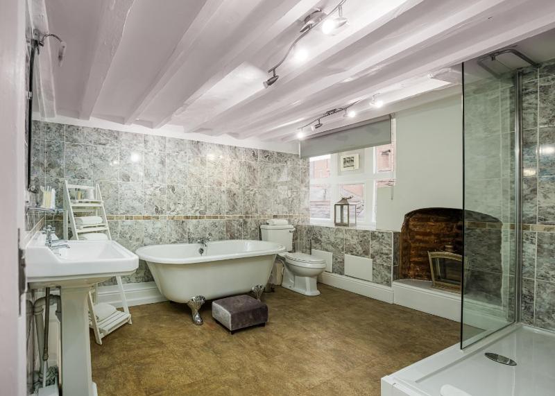 Deluxe Family Suite image 3