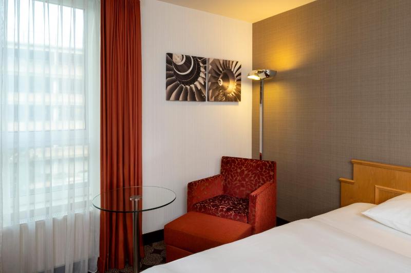 Classic Twin Room image 4