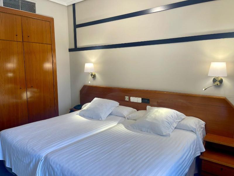 Double Room with Sea View image 4