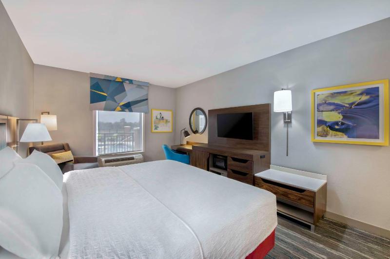 King Room with King Bed - Non-Smoking image 3