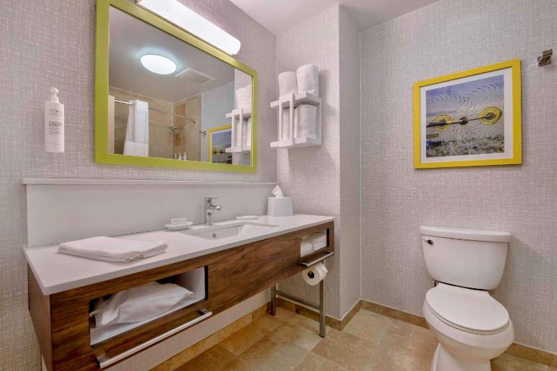 Room with Two Queen Beds - Non-Smoking image 2