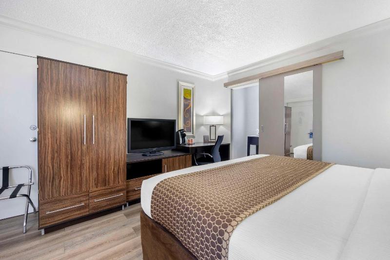 King Room image 3