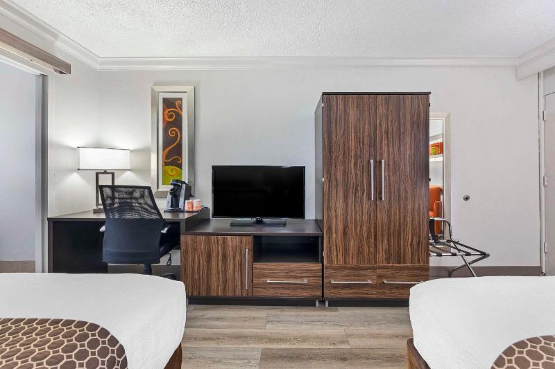 Queen Room with Two Queen Beds image 3
