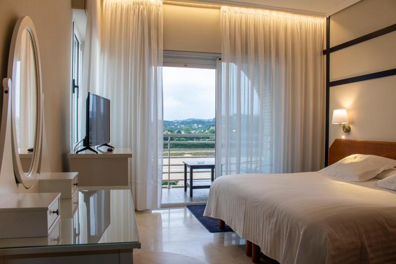 Family Room with Sea View image 2