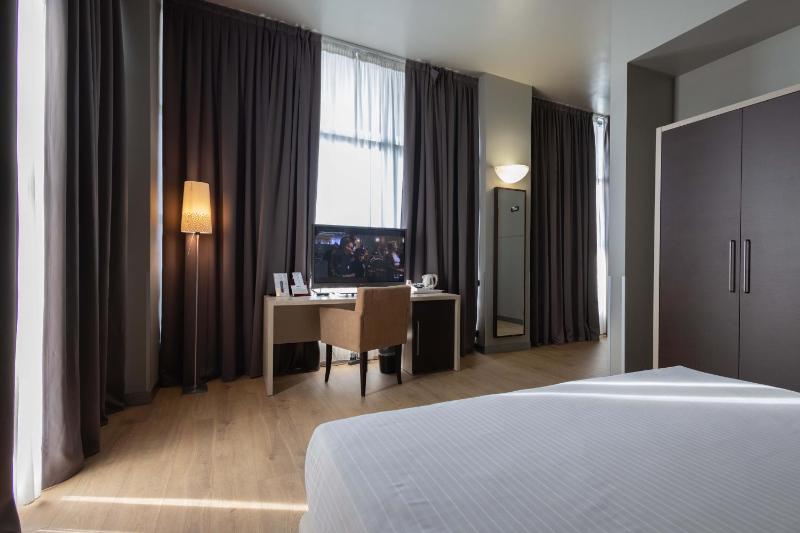 Classic Double Room image 4
