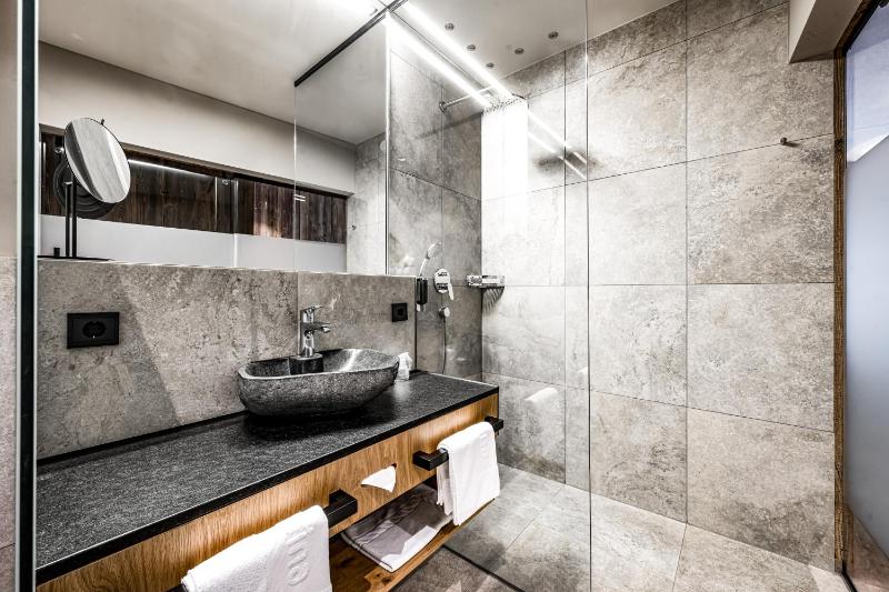 Deluxe Double Room with Shower image 2
