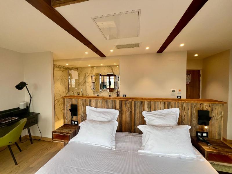 King Room with Garden View image 4
