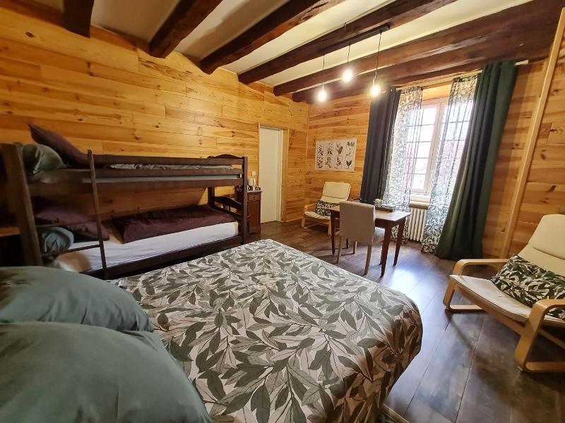 Family Room image 3