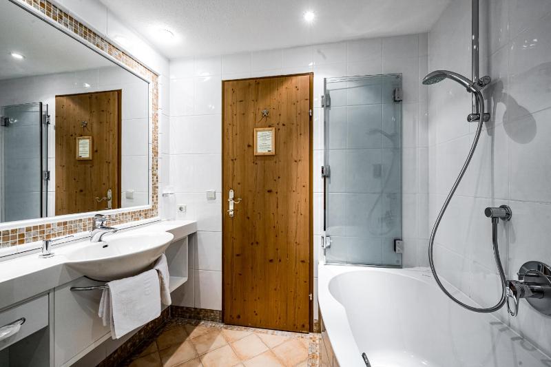 Classic Double Room image 2