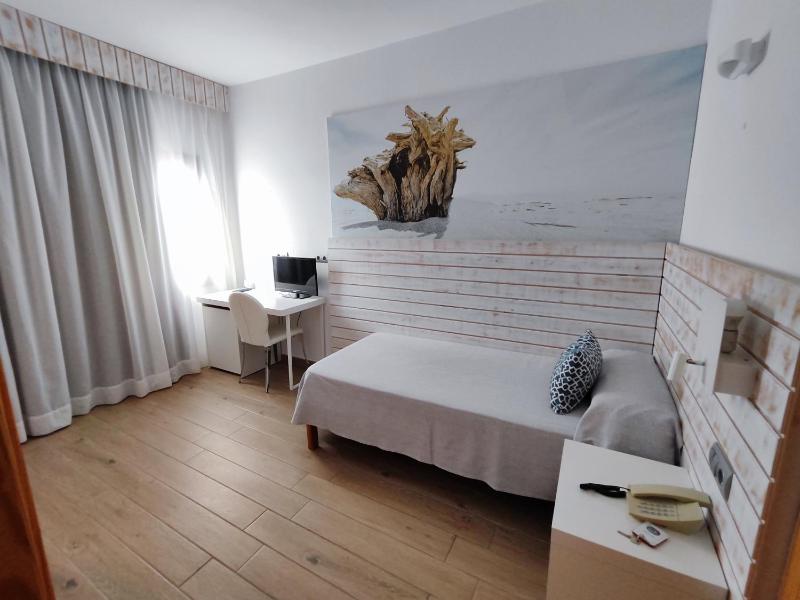 Single Room image 3