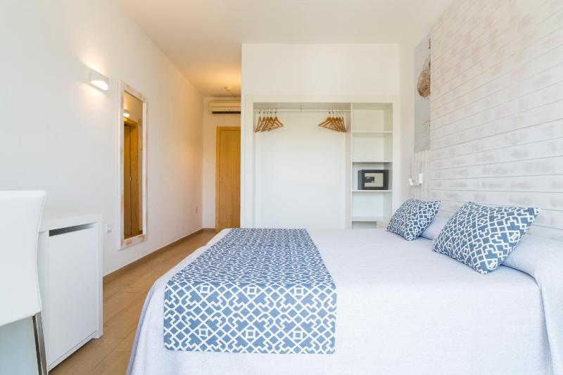 Twin Room with Balcony image 3