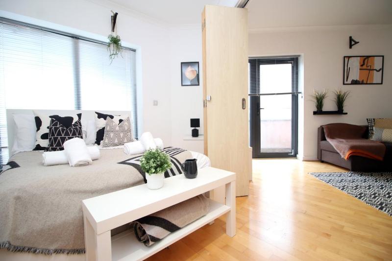 Centrally Located Spacious 2BR | CoHost Partners Images