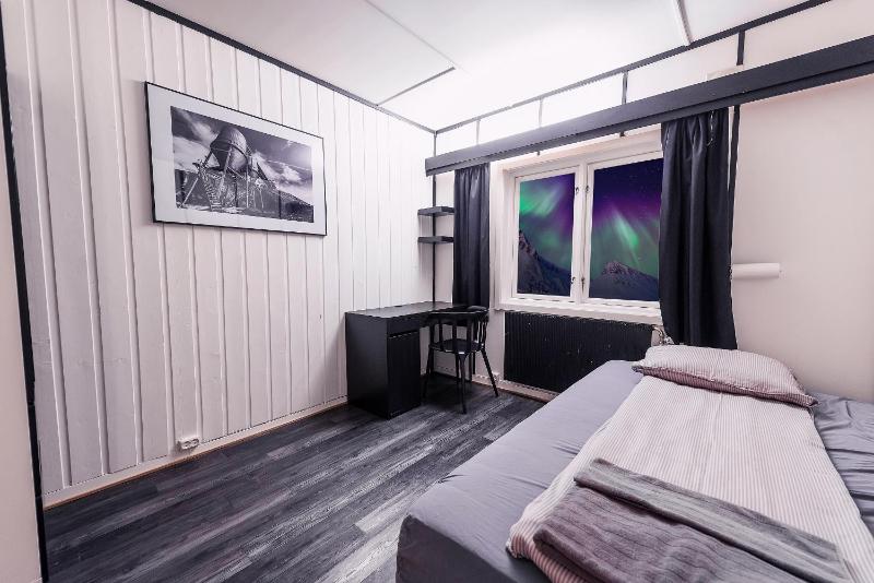 Single Room with Shared Bathroom image 1