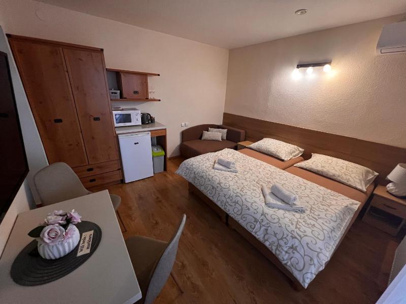 Double Room image 4