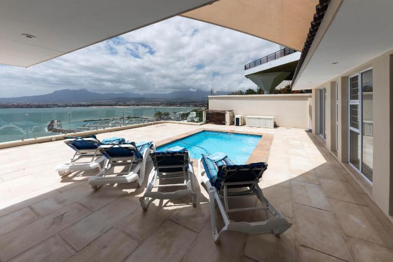 'Harbour Views' - 2 bedroom sleeps 4 with private pool and large veranda! - image 6