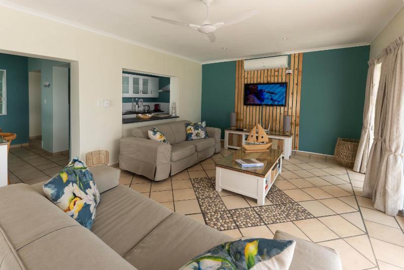 'Harbour Views' - 2 bedroom sleeps 4 with private pool and large veranda! - image 2