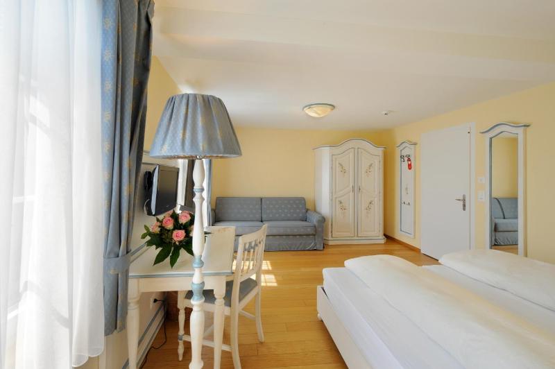 Double Room with Lake View image 1