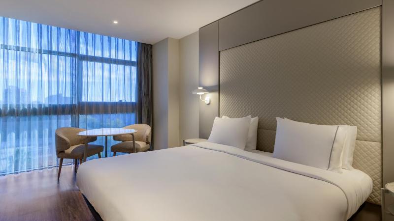 Guest Room, 1 King image 1