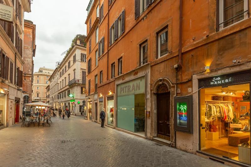 Spanish Steps DeLuxe Apartment - image 3