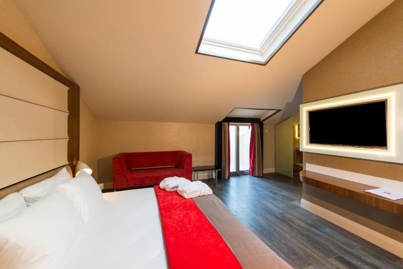 Suite with Hot Tub image 3