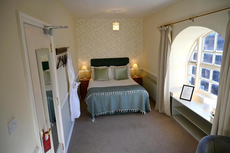 Small Double Room with Private External Bathroom image 1