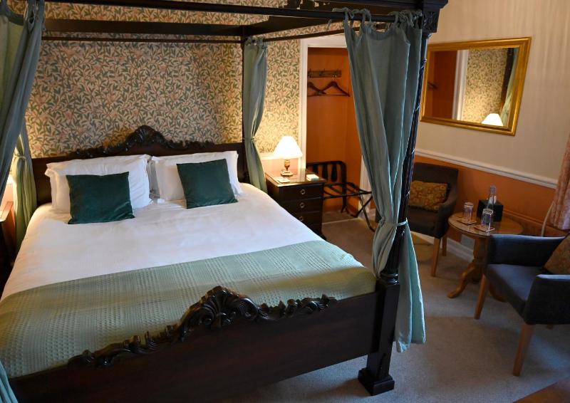 Double Room with Four Poster Bed image 3