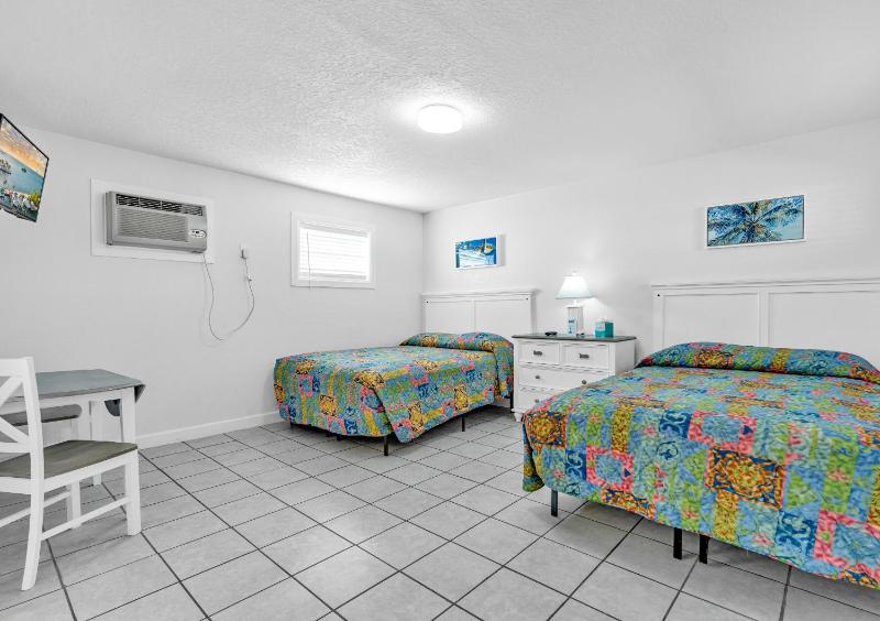 Queen Room with Two Queen Beds - Non-Smoking image 2
